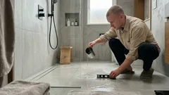 浴槽を手放して“床とつながるシャワー”へ:勾配・防水・排水、数字で見える落とし穴