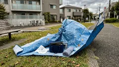 端合わせのストレスが減る、大判レジャーシートの自衛隊式「中央から」畳み方