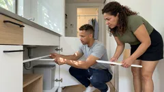 100均つっぱり棒は仕切りだけじゃない|ドア枠・シンク下・トイレがラクになる3つの使い方