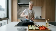 熱したフライパンに氷をひと撫で。焼き野菜が張り付きにくくなる仕組みと注意点