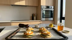 ズッキーニは揚げなくても“ごちそう”になる、オーブンで香ばしく焼いてブッラータとはちみつを添えるタルトレット