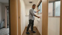 トイレ後に窓を開けるのは逆効果？ニオイが廊下に漏れる理由と正しい換気